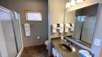 Combined shower/tub, hair dryer, towels