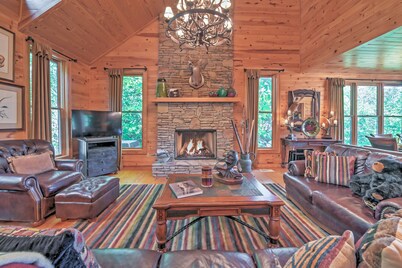 Dream Catcher: Luxe Cabin w/ Large Deck + Mtn View