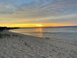 På stranden, solstolar och strandhanddukar