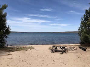 Plage, chaises longues, serviettes de plage