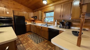 雪櫃、微波爐、焗爐、爐具