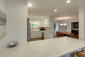 Dining - 20 Tupelo: Charming Sea Pines Home, Private Pool, Free Bikes (Hilton Head Island)
