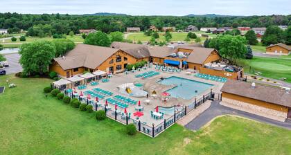 Tilavat hotellihuoneet sijaitsevat @ Spring Brook Resort | Upea näköala golfkentälle