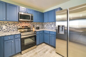 Fridge, microwave, stovetop, dishwasher