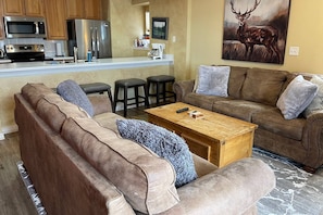 Smart TV, chimenea, reproductor de DVD y futbolito 