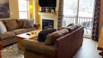 Smart-tv, pejs, dvd-afspiller, bordfodbold