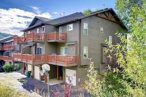 Welcome to our home! End unit, lots of deck space and open air views for you! - Spacious w/ 2enSuites, Steps2Bus, Garage, & Games! (Steamboat Springs)