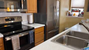 Køleskab, mikrobølgeovn, ovn, kogeplade