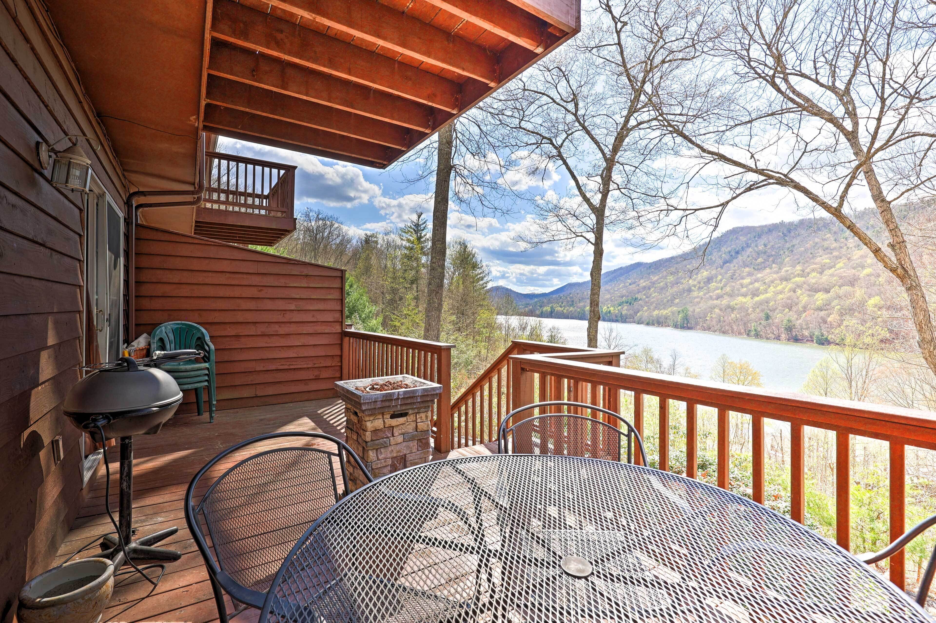 Mountainside Retreat: Stunning Watauga Lake Views!