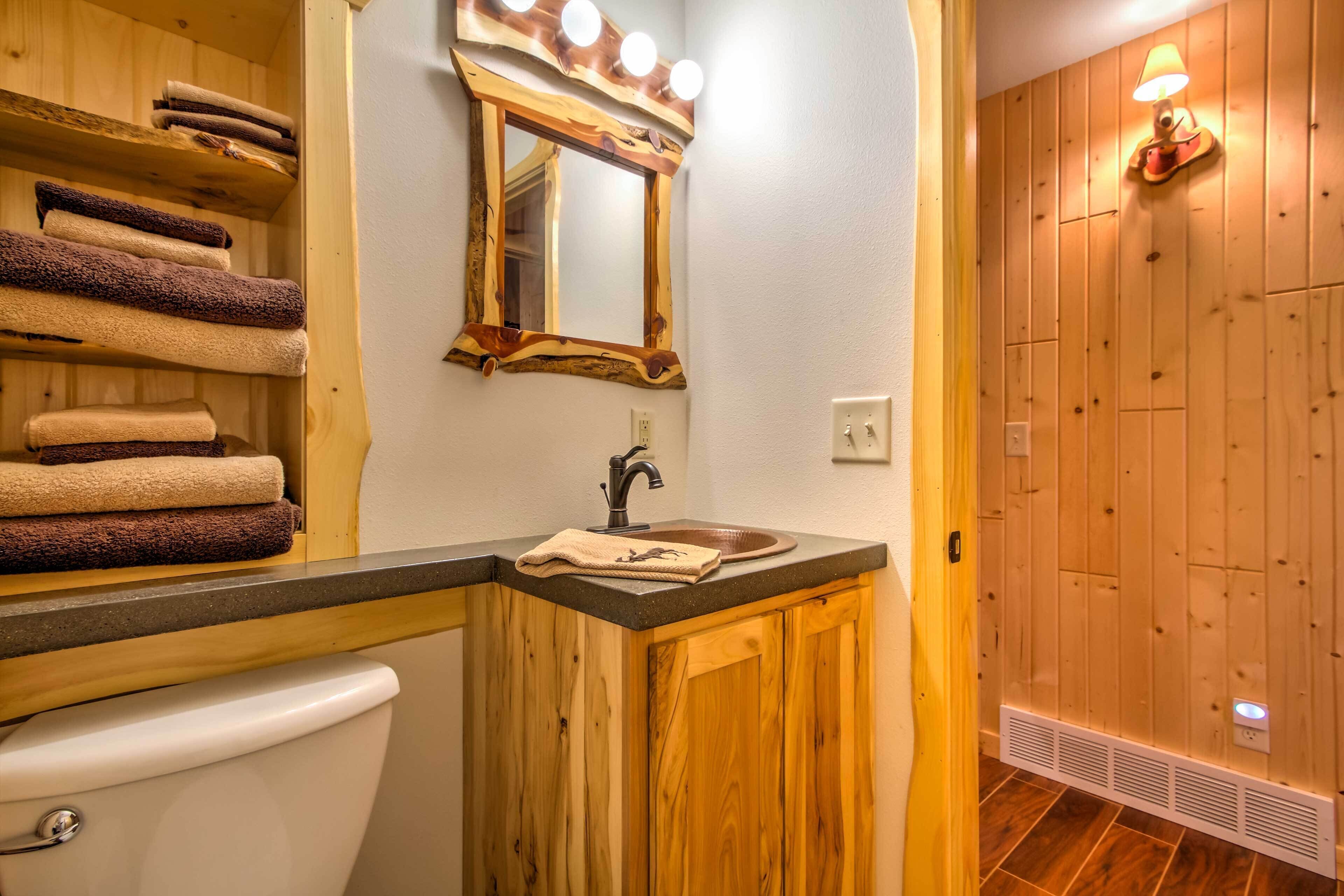 Kostenlose Toilettenartikel, Haartrockner, Handtücher