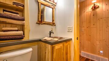 Kostenlose Toilettenartikel, Haartrockner, Handtücher