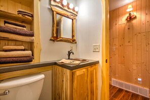 Kostenlose Toilettenartikel, Haartrockner, Handtücher