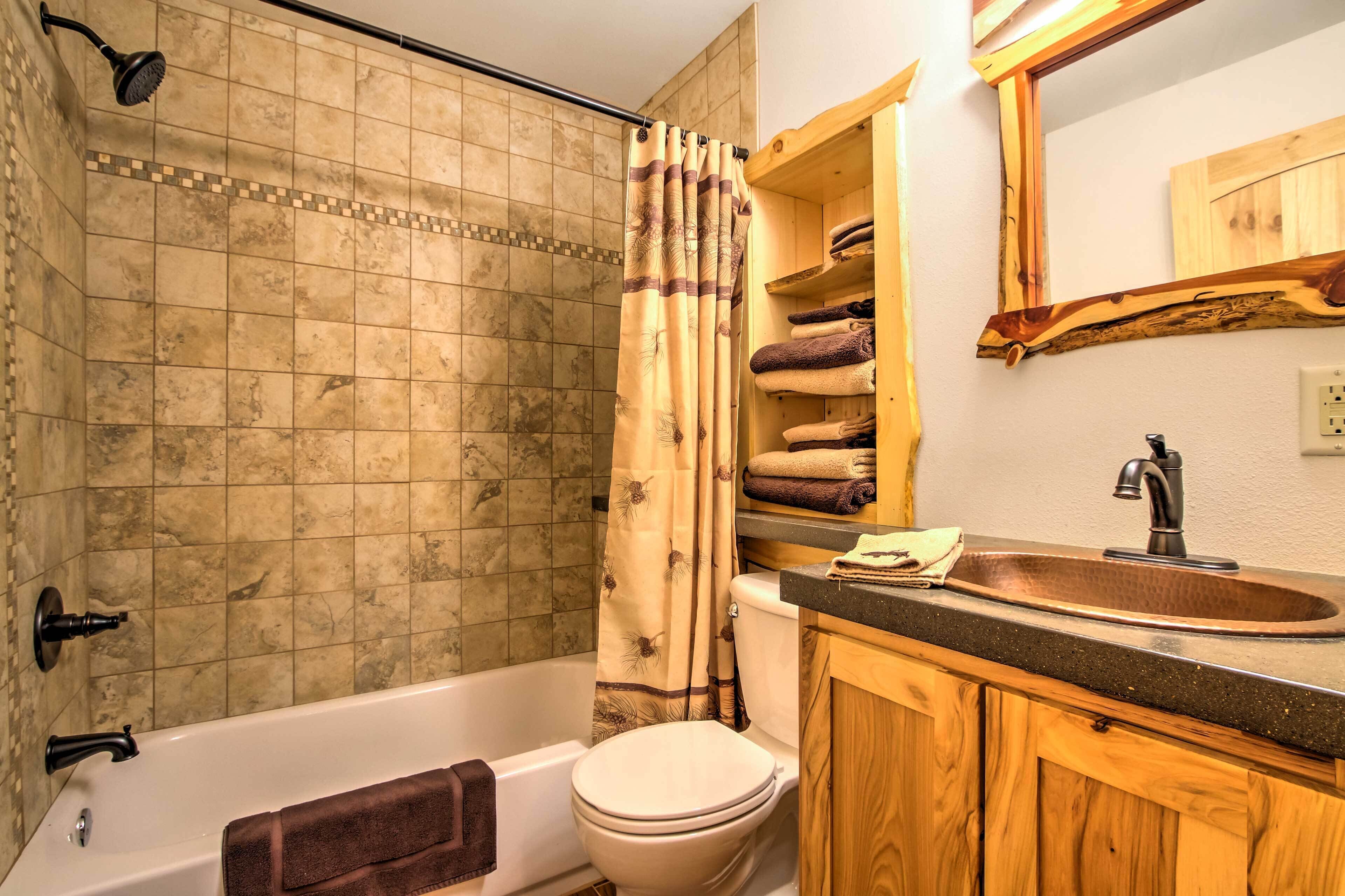 Une salle de bain avec une baignoire, des toilettes et un lavabo.
