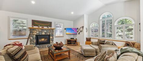 テレビ、暖炉、Netflix、DVD プレーヤー