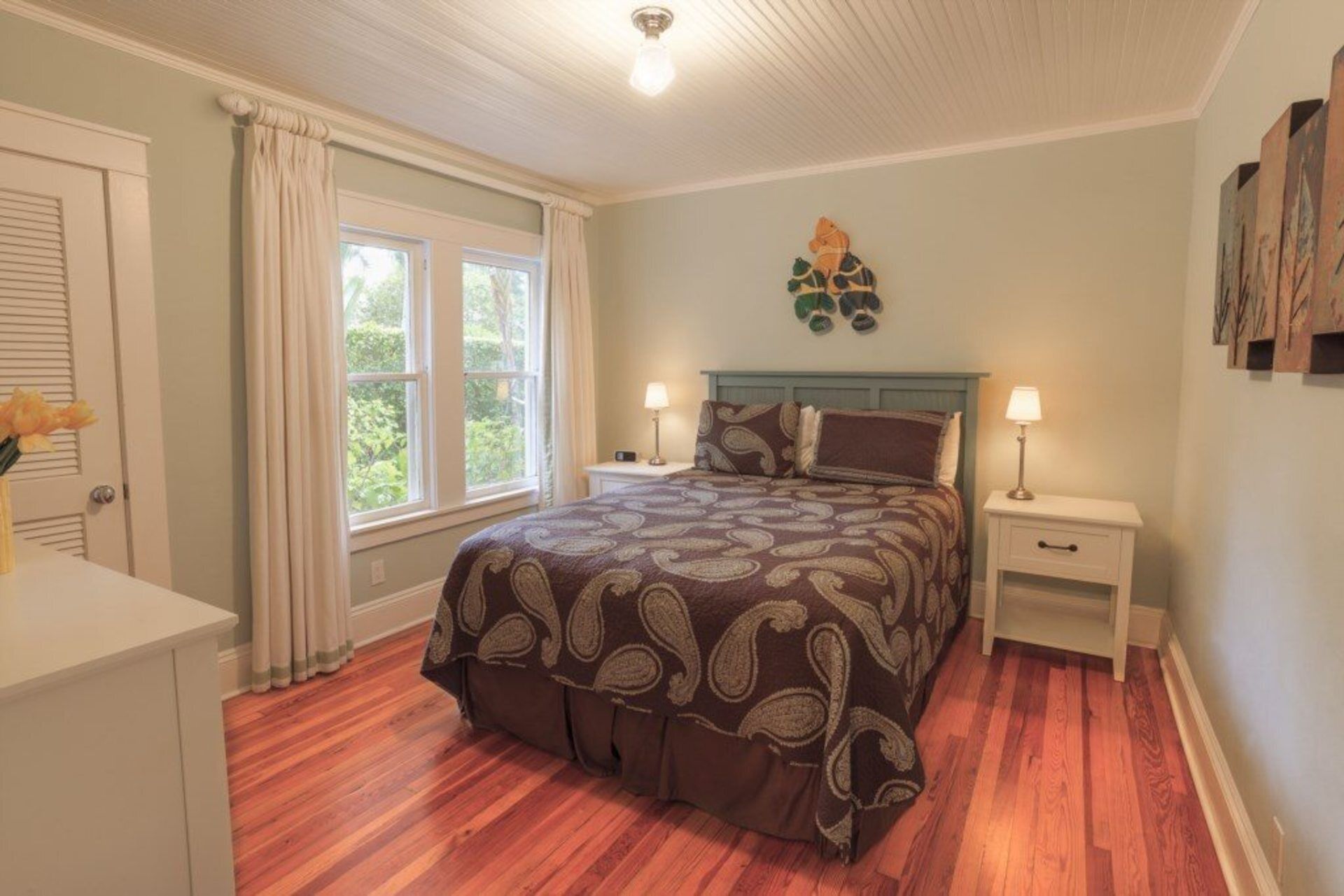 2 slaapkamers, een strijkplank/strijkijzer, internet, beddengoed