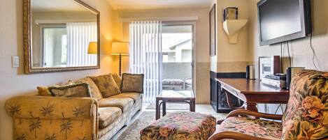 Una televisión, una chimenea