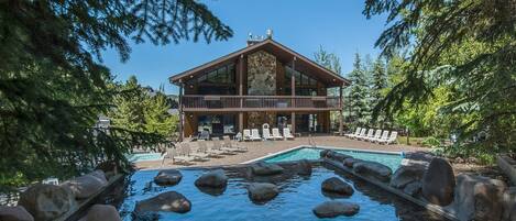 Una piscina al aire libre, una piscina climatizada