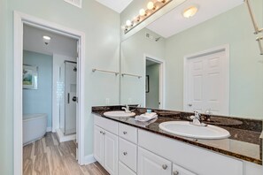 Regadera, tina de hidromasaje, toallas, shampoo 