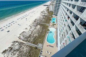 Alberca techada y alberca climatizada