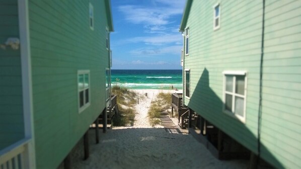 On the beach - Free Seasonal Beach Service! Beach Front Townhouse with Plenty of Deck Space! (Miramar Beach)