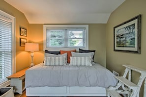 3 bedrooms, desk, iron/ironing board, Internet - 1/2 Mi to Beach: Lovely Guesthouse in Kennebunk! (Kennebunk)