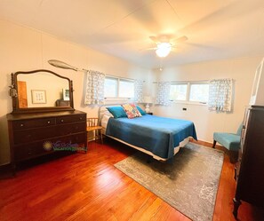 4 bedrooms, desk, iron/ironing board, bed sheets - Spacious, waterfront cottage in Traverse City. Fireplace. Dog friendly. (Traverse City)