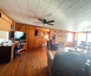 Smart TV, DVD player, books - Spacious, waterfront cottage in Traverse City. Fireplace. Dog friendly. (Traverse City)