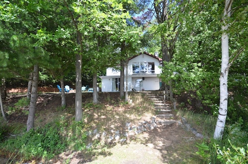 Spacious, waterfront cottage in Traverse City. Fireplace. Dog friendly.