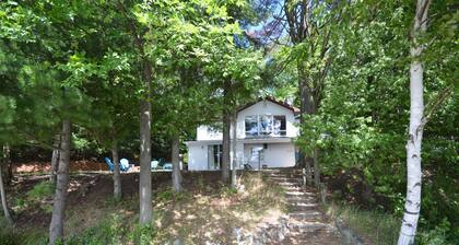 Spacious, waterfront cottage in Traverse City. Fireplace. Dog friendly.