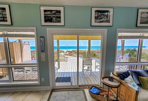 Takka, DVD-soitin, kirjoja