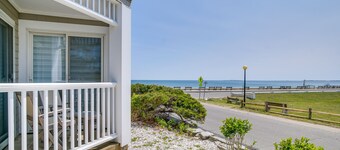 Breezy Oak Bluffs Condo - Steps to Inkwell Beach!