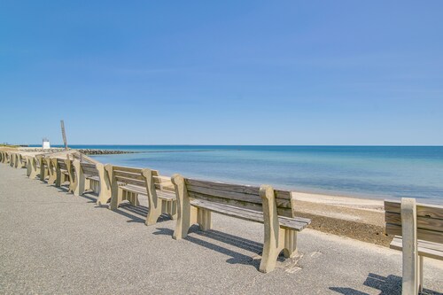 Breezy Oak Bluffs Condo - Steps to Inkwell Beach!