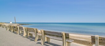 Geräumige Oak Bluffs Condo - Schritte zum Inkwell Beach