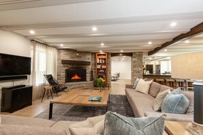 TV, lareira, DVD player, pebolim