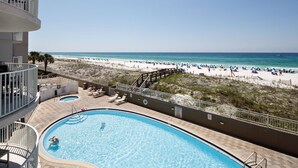 Une piscine avec vue sur la plage et l’océan.