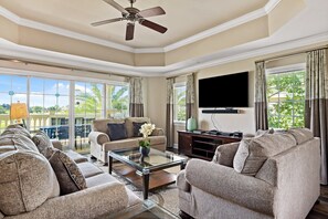 Smart TV, DVD player - 3 Bedroom Condo in Reunion Resort with Great Views and modern interior (Kissimmee)
