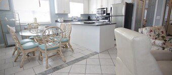 OCEANSIDE: JUST STEPS TO THE BEACH!!