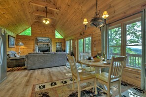TV, fireplace, foosball - Experience bliss at our pet-friendly retreat with million-dollar mountain views, hot tub, fire-table, gas grill, WiFi, and unparalleled tranquility -STAR (Ellijay)