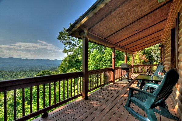 Property grounds - Experience bliss at our pet-friendly retreat with million-dollar mountain views, hot tub, fire-table, gas grill, WiFi, and unparalleled tranquility -STAR (Ellijay)