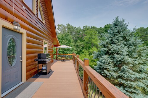 ‘Lakewood Lodge’ Escape w/ Fire Pit