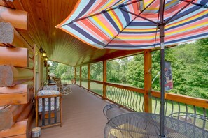 Outdoor dining - ‘Lakewood Lodge’ Escape w/ Fire Pit (Hiwassee)