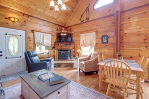 TV, fireplace, DVD player, books - ‘Lakewood Lodge’ Escape w/ Fire Pit (Hiwassee)
