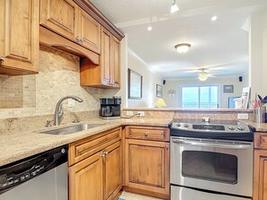 冷蔵庫、電子レンジ、オーブン、コンロ