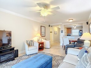 テレビ、DVD プレーヤー、書庫