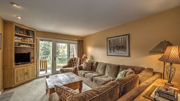 Televisión y chimenea