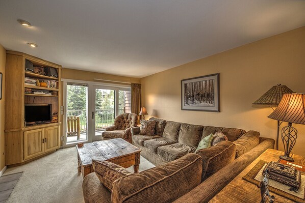 Televisión y chimenea 