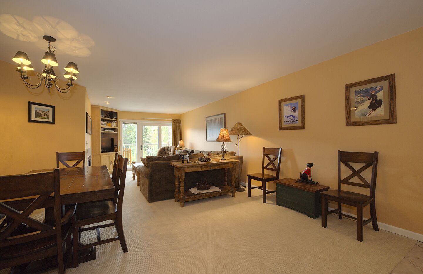 Een televisie en een open haard