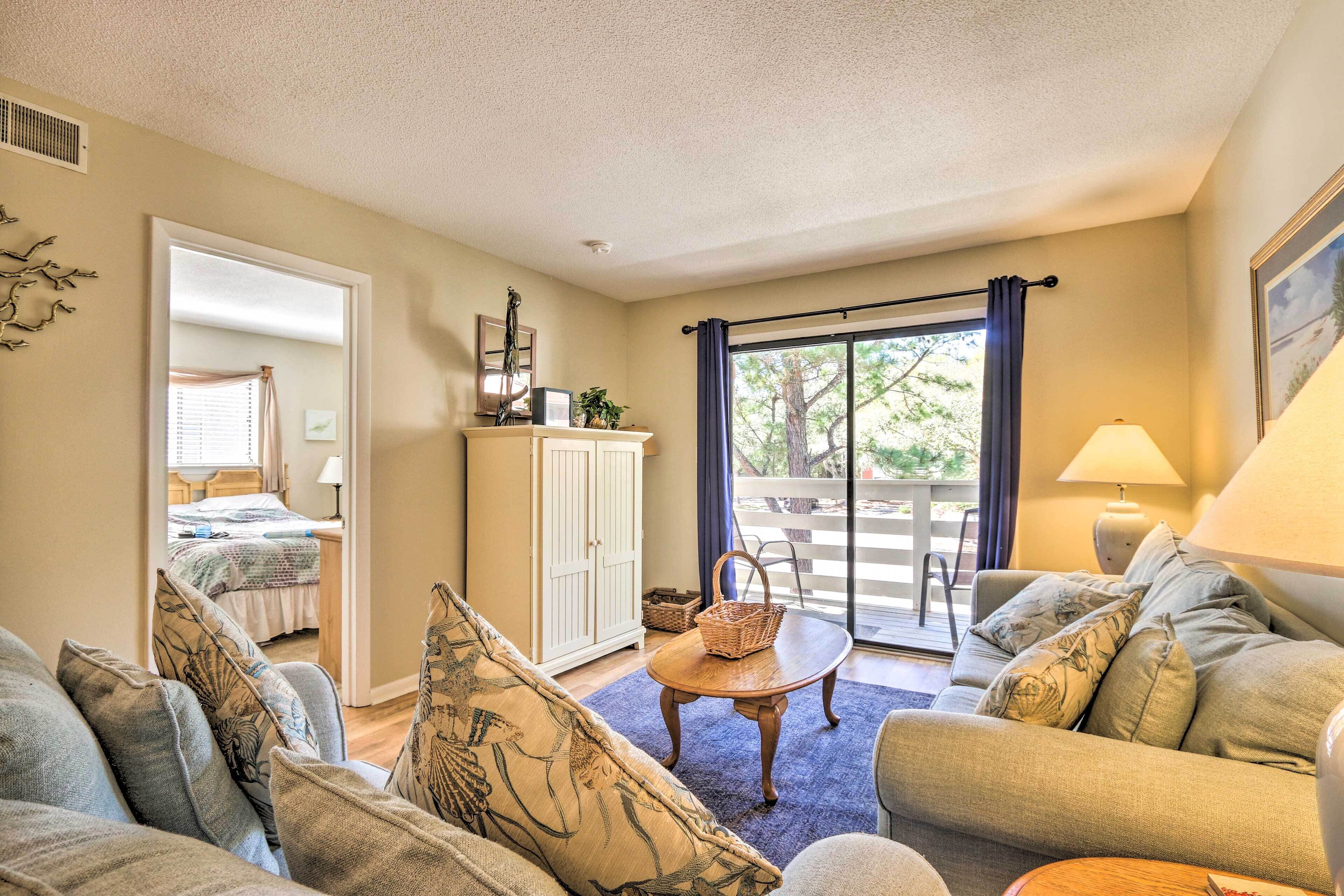 Hilton Head Condo - Walk to Folly Field Beach!