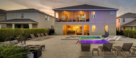 Piscine chauffée, chaises longues