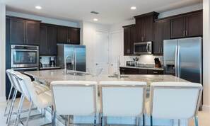 冷蔵庫、電子レンジ、オーブン、コンロ